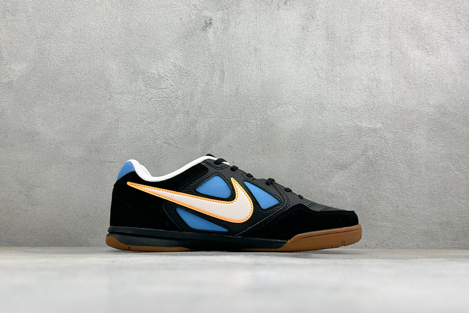 NIKE GATO 低帮生活休闲鞋 透气网布眼融入皮革，织和物合成材质覆面，营造21世初纪的畅跑美学概念。泡棉中底盈轻缓