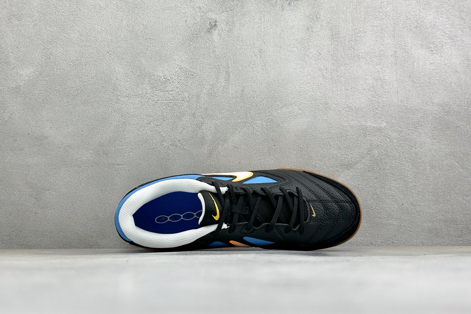 NIKE GATO 低帮生活休闲鞋 透气网布眼融入皮革，织和物合成材质覆面，营造21世初纪的畅跑美学概念。泡棉中底盈轻缓