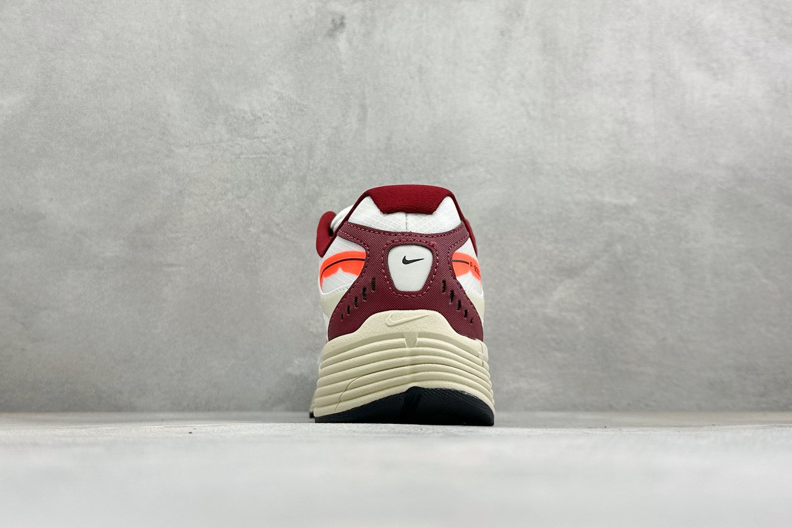NIKE P-9000 复古休闲 耐克 低帮休闲城市通勤跑步鞋 货号: IZ4751-100 尺码: 36-45没半码 