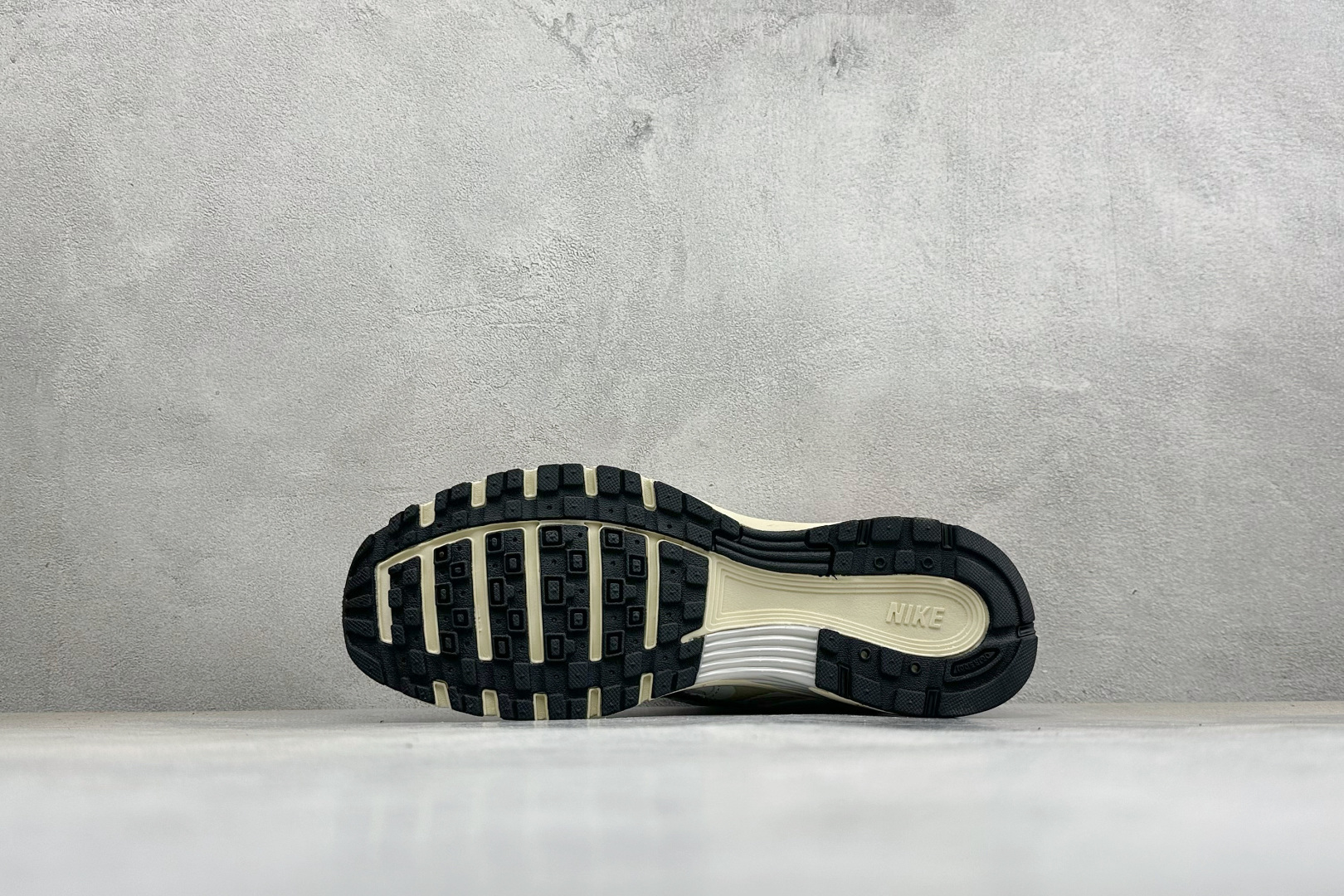 NIKE P-9000 复古休闲 耐克 低帮休闲城市通勤跑步鞋 货号: IZ4751-100 尺码: 36-45没半码 