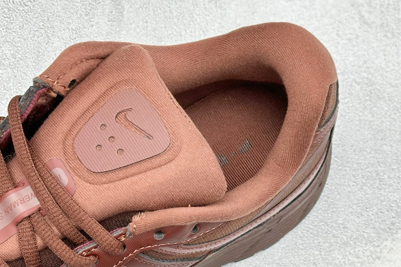 NIKE P-9000 复古休闲 耐克 低帮休闲城市通勤跑步鞋 货号: IZ4751-200 尺码: 36-45没半码 