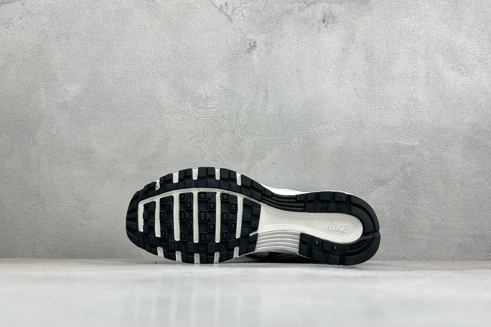NIKE P-9000 复古休闲 耐克 低帮休闲城市通勤跑步鞋 货号: IZ4752-100 尺码: 36-45没半码 