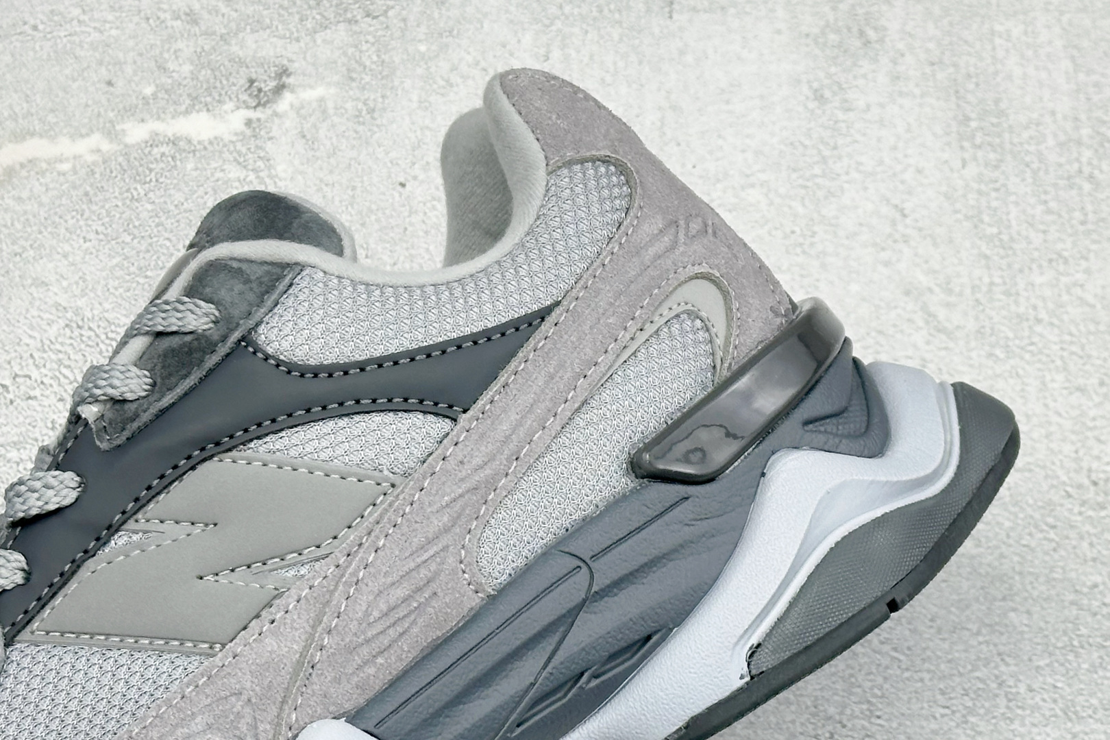 BF版New Balance 9060系列 新百伦 复古休闲运动慢跑鞋 鞋面大身由空间双格及磨砂鞋面拼接而生 采用大面积 BF版New Balance 9060系列 新百伦 复古休闲运动慢跑鞋 鞋面大身由空间双格及磨砂鞋面拼接而生 采用大面积