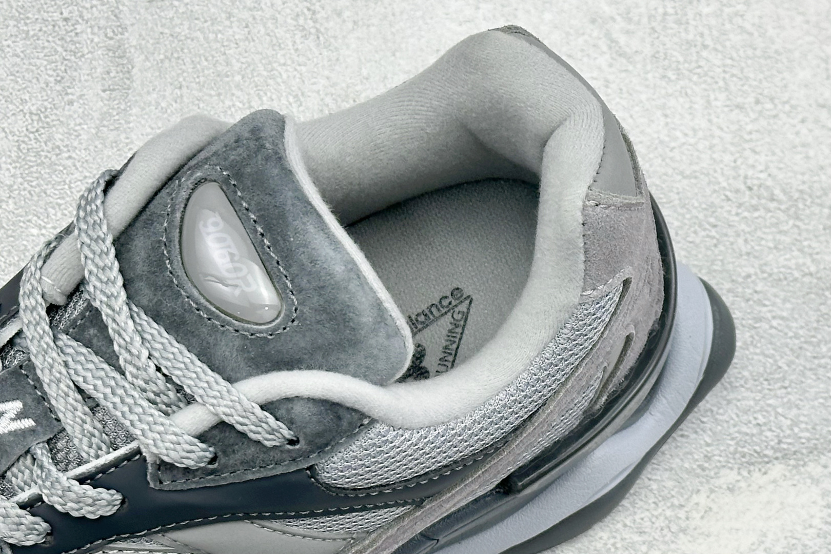 BF版New Balance 9060系列 新百伦 复古休闲运动慢跑鞋 鞋面大身由空间双格及磨砂鞋面拼接而生 采用大面积 BF版New Balance 9060系列 新百伦 复古休闲运动慢跑鞋 鞋面大身由空间双格及磨砂鞋面拼接而生 采用大面积