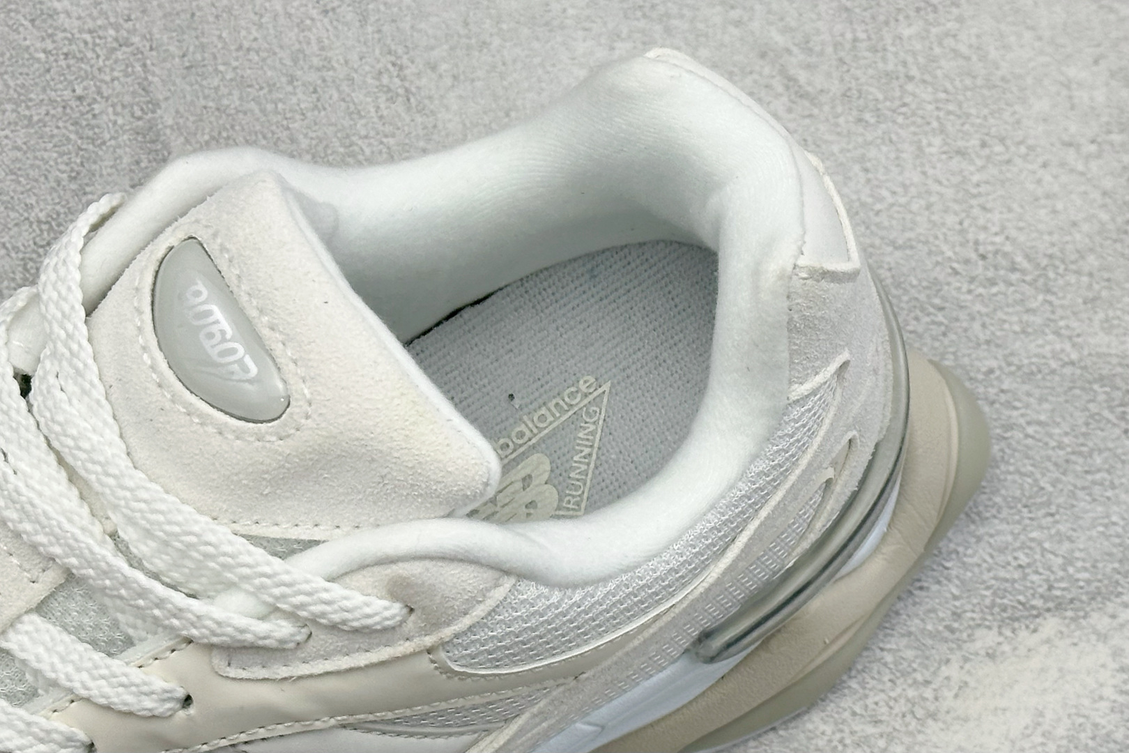 BF版New Balance 9060系列 新百伦 复古休闲运动慢跑鞋 鞋面大身由空间双格及磨砂鞋面拼接而生 采用大面积