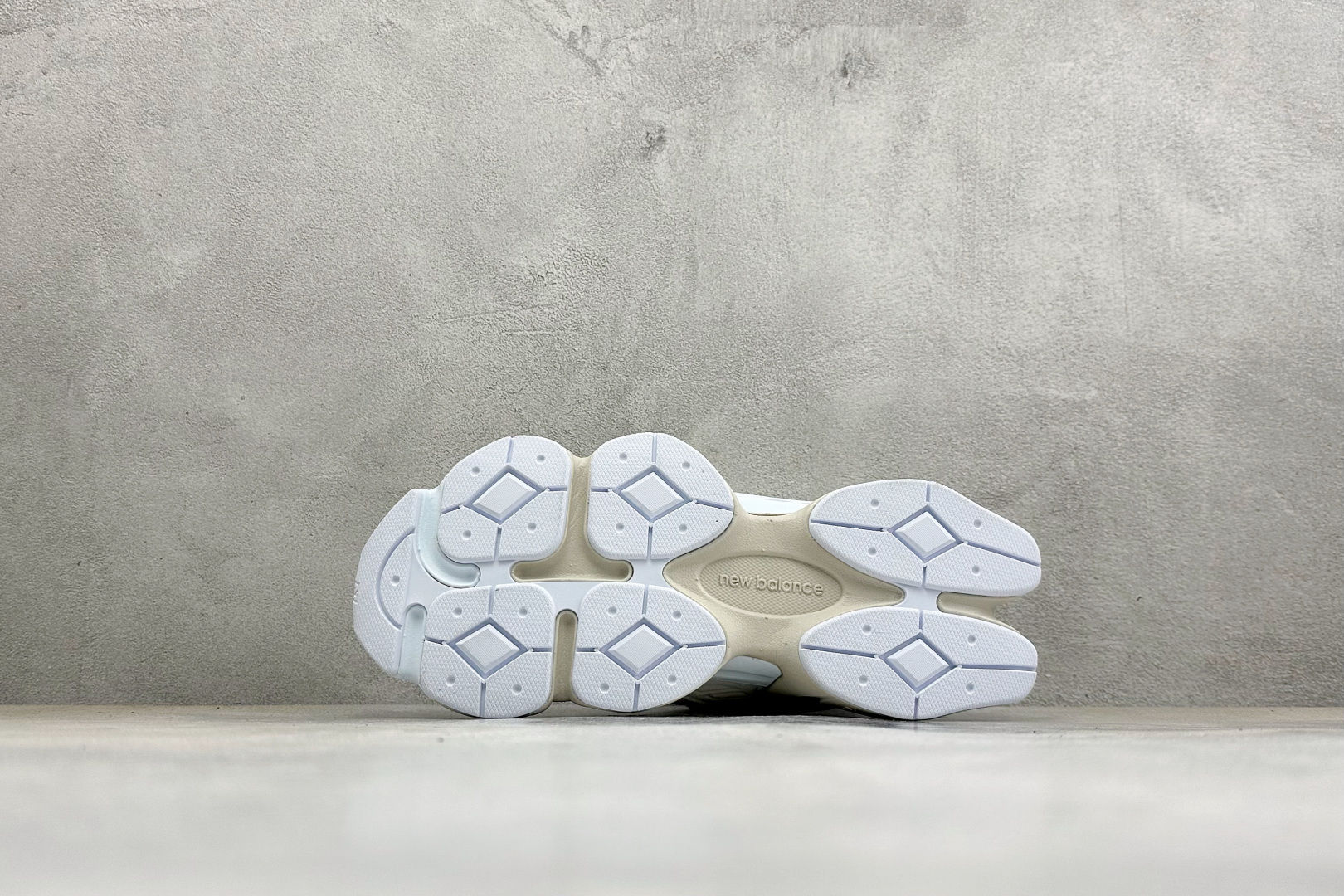 BF版New Balance 9060系列 新百伦 复古休闲运动慢跑鞋 鞋面大身由空间双格及磨砂鞋面拼接而生 采用大面积