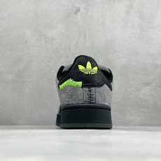 Adidas Originals Campus 00s 面包鞋 鞋身采用绒面皮料搭配常规皮革 质感上还是延续了经典 Ca Adidas Originals Campus 00s 面包鞋 鞋身采用绒面皮料搭配常规皮革 质感上还是延续了经典 Ca