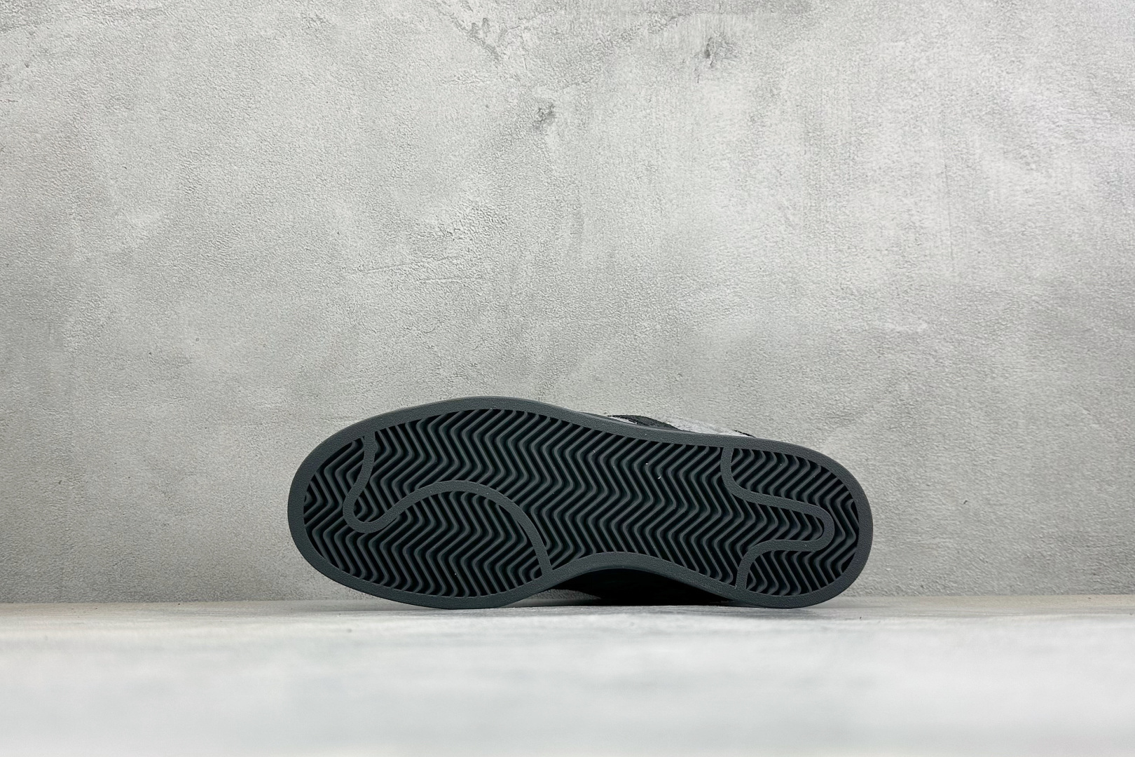 Adidas Originals Campus 00s 面包鞋 鞋身采用绒面皮料搭配常规皮革 质感上还是延续了经典 Ca Adidas Originals Campus 00s 面包鞋 鞋身采用绒面皮料搭配常规皮革 质感上还是延续了经典 Ca