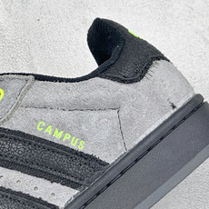 Adidas Originals Campus 00s 面包鞋 鞋身采用绒面皮料搭配常规皮革 质感上还是延续了经典 Ca Adidas Originals Campus 00s 面包鞋 鞋身采用绒面皮料搭配常规皮革 质感上还是延续了经典 Ca