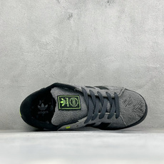 Adidas Originals Campus 00s 面包鞋 鞋身采用绒面皮料搭配常规皮革 质感上还是延续了经典 Ca Adidas Originals Campus 00s 面包鞋 鞋身采用绒面皮料搭配常规皮革 质感上还是延续了经典 Ca