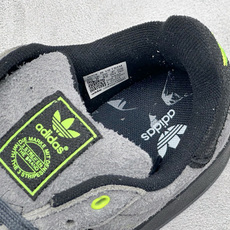 Adidas Originals Campus 00s 面包鞋 鞋身采用绒面皮料搭配常规皮革 质感上还是延续了经典 Ca Adidas Originals Campus 00s 面包鞋 鞋身采用绒面皮料搭配常规皮革 质感上还是延续了经典 Ca