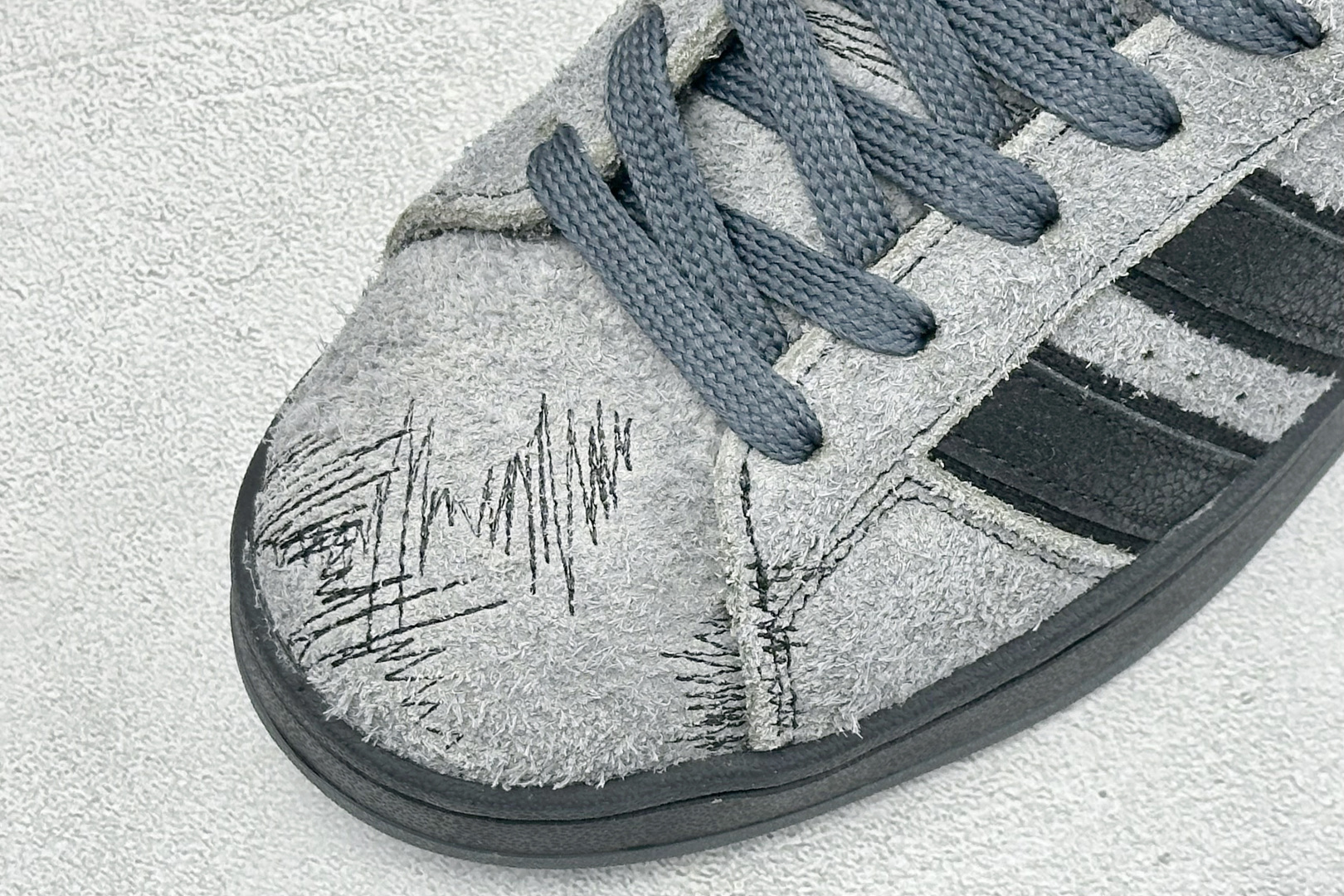 Adidas Originals Campus 00s 面包鞋 鞋身采用绒面皮料搭配常规皮革 质感上还是延续了经典 Ca Adidas Originals Campus 00s 面包鞋 鞋身采用绒面皮料搭配常规皮革 质感上还是延续了经典 Ca