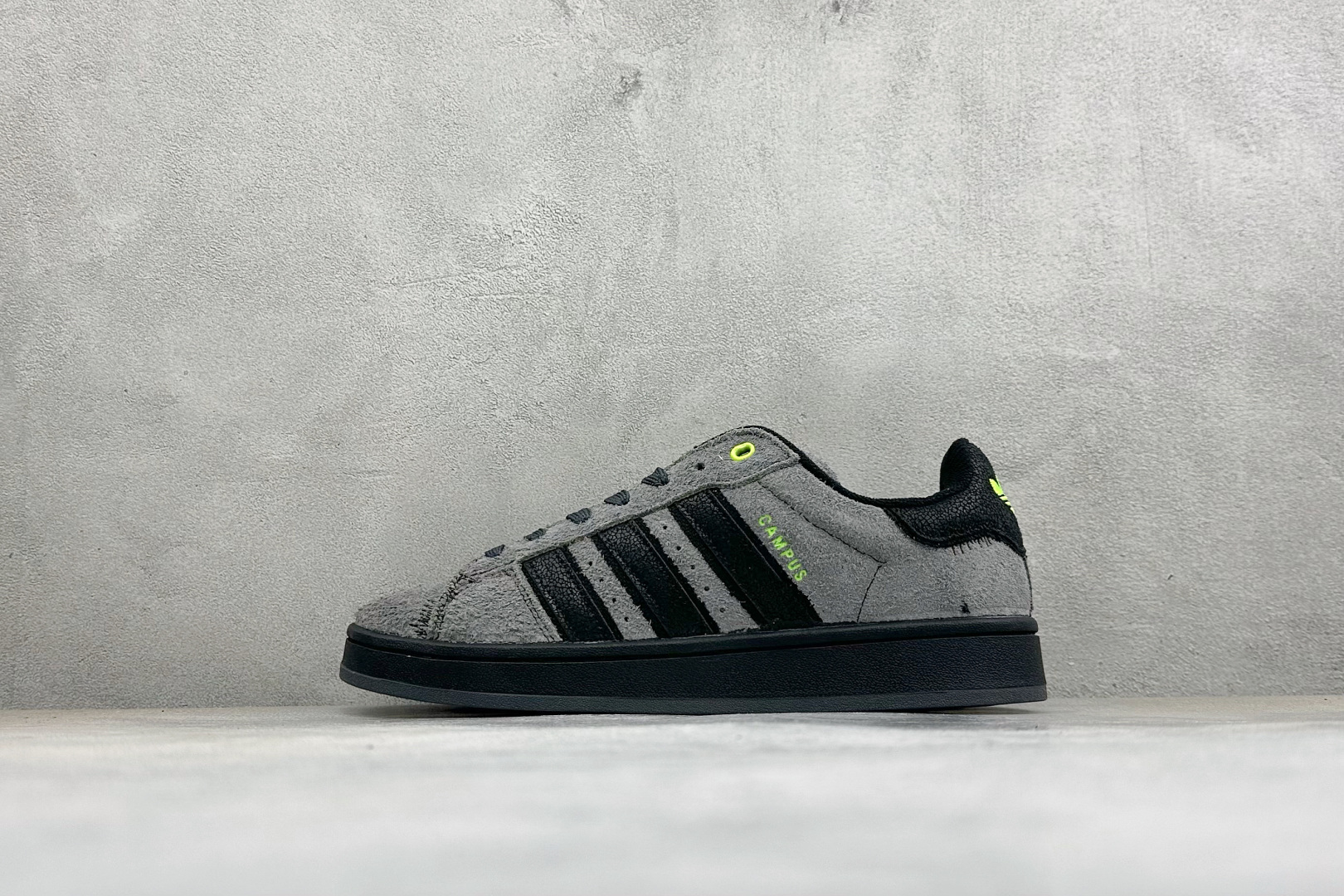 Adidas Originals Campus 00s 面包鞋 鞋身采用绒面皮料搭配常规皮革 质感上还是延续了经典 Ca