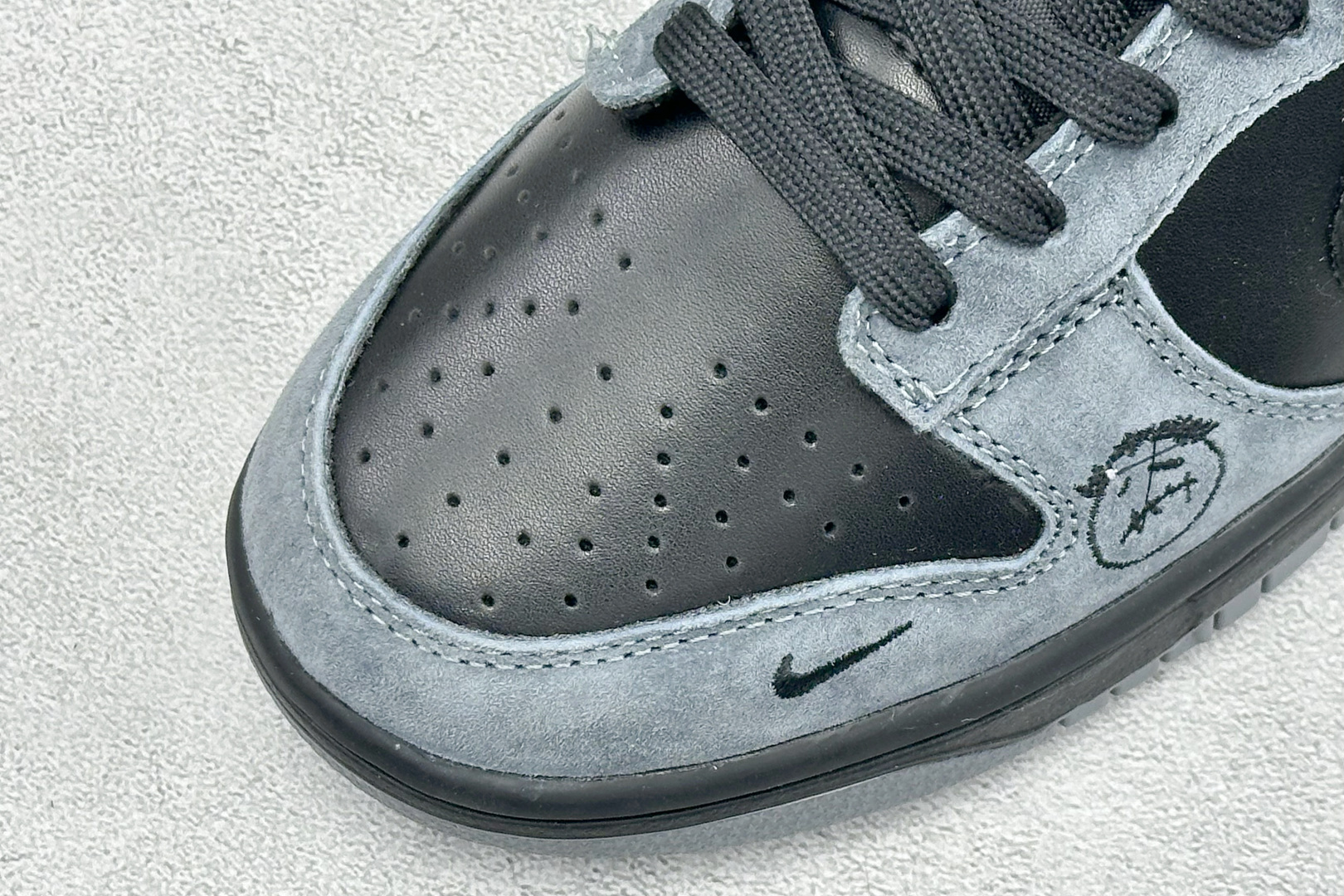 Nike Dunk 黑灰斯图西联名 暗黑酷帅的黑灰配色,高级感直接拿捏 光面黑皮拼接炭灰色翻毛皮,材质层次感很强 鞋身多 Nike Dunk 黑灰斯图西联名 暗黑酷帅的黑灰配色,高级感直接拿捏 光面黑皮拼接炭灰色翻毛皮,材质层次感很强 鞋身多