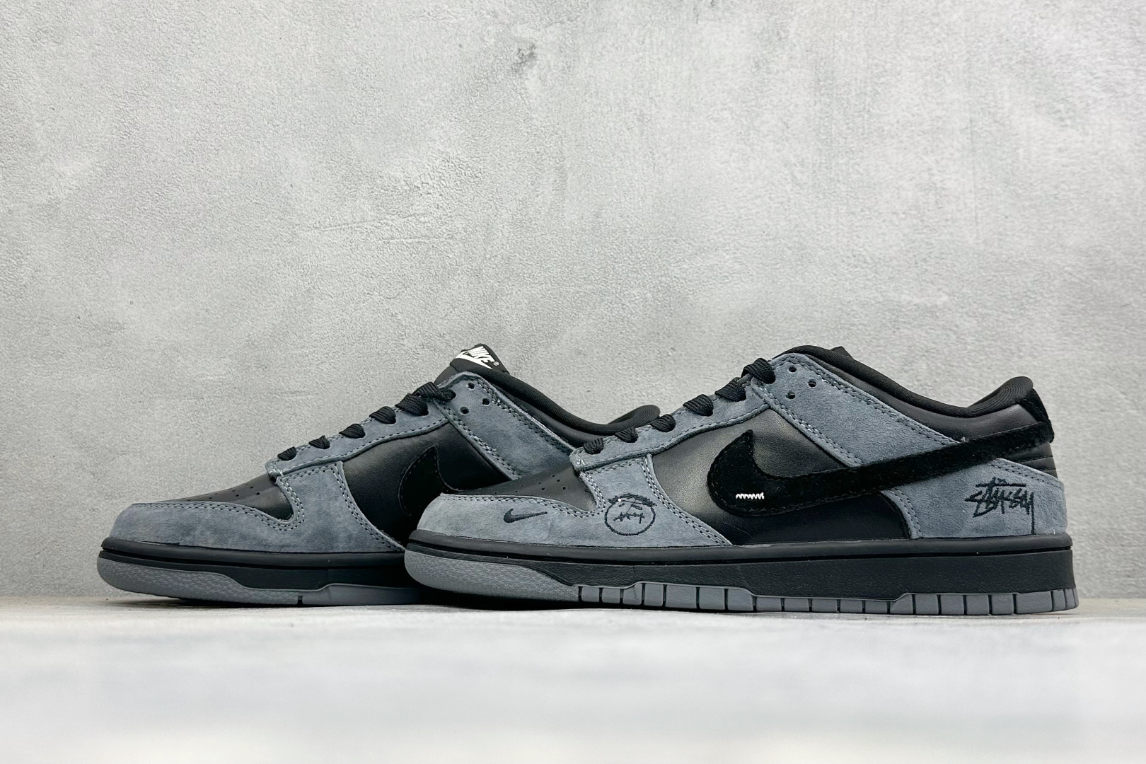 Nike Dunk 黑灰斯图西联名 暗黑酷帅的黑灰配色,高级感直接拿捏 光面黑皮拼接炭灰色翻毛皮,材质层次感很强 鞋身多 Nike Dunk 黑灰斯图西联名 暗黑酷帅的黑灰配色,高级感直接拿捏 光面黑皮拼接炭灰色翻毛皮,材质层次感很强 鞋身多