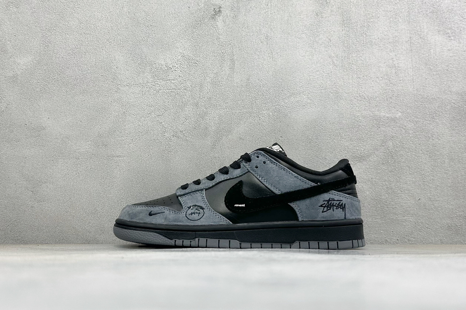 Nike Dunk 黑灰斯图西联名 暗黑酷帅的黑灰配色，高级感直接拿捏 光面黑皮拼接炭灰色翻毛皮，材质层次感很强 鞋身多