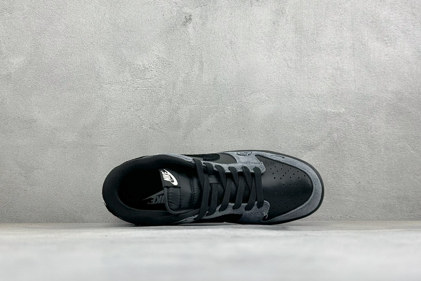 Nike Dunk 黑灰斯图西联名 暗黑酷帅的黑灰配色,高级感直接拿捏 光面黑皮拼接炭灰色翻毛皮,材质层次感很强 鞋身多 Nike Dunk 黑灰斯图西联名 暗黑酷帅的黑灰配色,高级感直接拿捏 光面黑皮拼接炭灰色翻毛皮,材质层次感很强 鞋身多