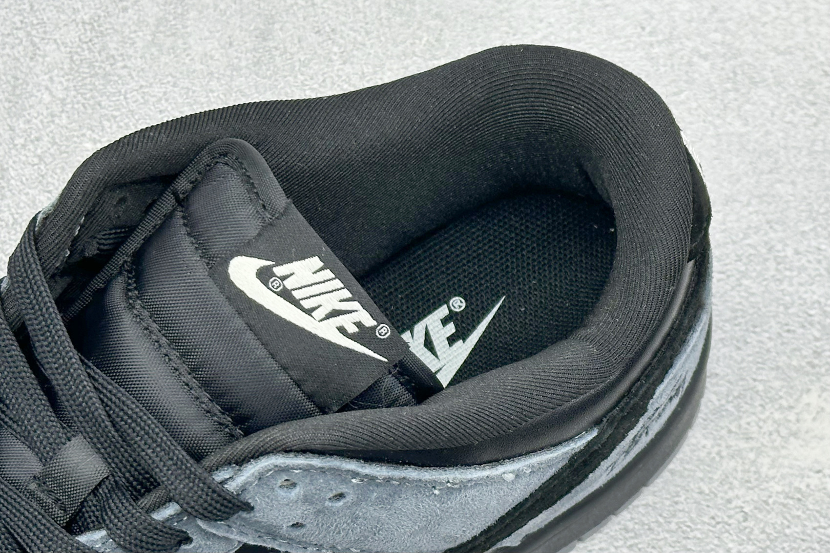 Nike Dunk 黑灰斯图西联名 暗黑酷帅的黑灰配色,高级感直接拿捏 光面黑皮拼接炭灰色翻毛皮,材质层次感很强 鞋身多 Nike Dunk 黑灰斯图西联名 暗黑酷帅的黑灰配色,高级感直接拿捏 光面黑皮拼接炭灰色翻毛皮,材质层次感很强 鞋身多