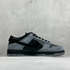 Nike Dunk 黑灰斯图西联名 暗黑酷帅的黑灰配色,高级感直接拿捏 光面黑皮拼接炭灰色翻毛皮,材质层次感很强 鞋身多 Nike Dunk 黑灰斯图西联名 暗黑酷帅的黑灰配色,高级感直接拿捏 光面黑皮拼接炭灰色翻毛皮,材质层次感很强 鞋身多