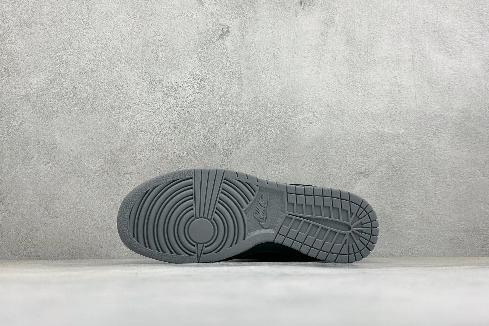 Nike Dunk 黑灰斯图西联名 暗黑酷帅的黑灰配色,高级感直接拿捏 光面黑皮拼接炭灰色翻毛皮,材质层次感很强 鞋身多 Nike Dunk 黑灰斯图西联名 暗黑酷帅的黑灰配色,高级感直接拿捏 光面黑皮拼接炭灰色翻毛皮,材质层次感很强 鞋身多