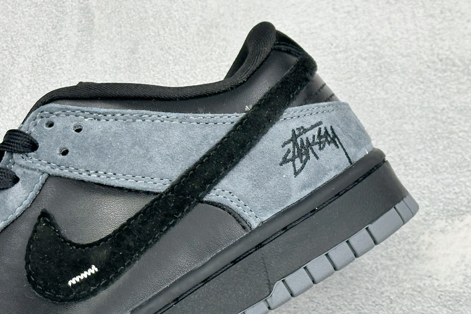 Nike Dunk 黑灰斯图西联名 暗黑酷帅的黑灰配色,高级感直接拿捏 光面黑皮拼接炭灰色翻毛皮,材质层次感很强 鞋身多 Nike Dunk 黑灰斯图西联名 暗黑酷帅的黑灰配色,高级感直接拿捏 光面黑皮拼接炭灰色翻毛皮,材质层次感很强 鞋身多