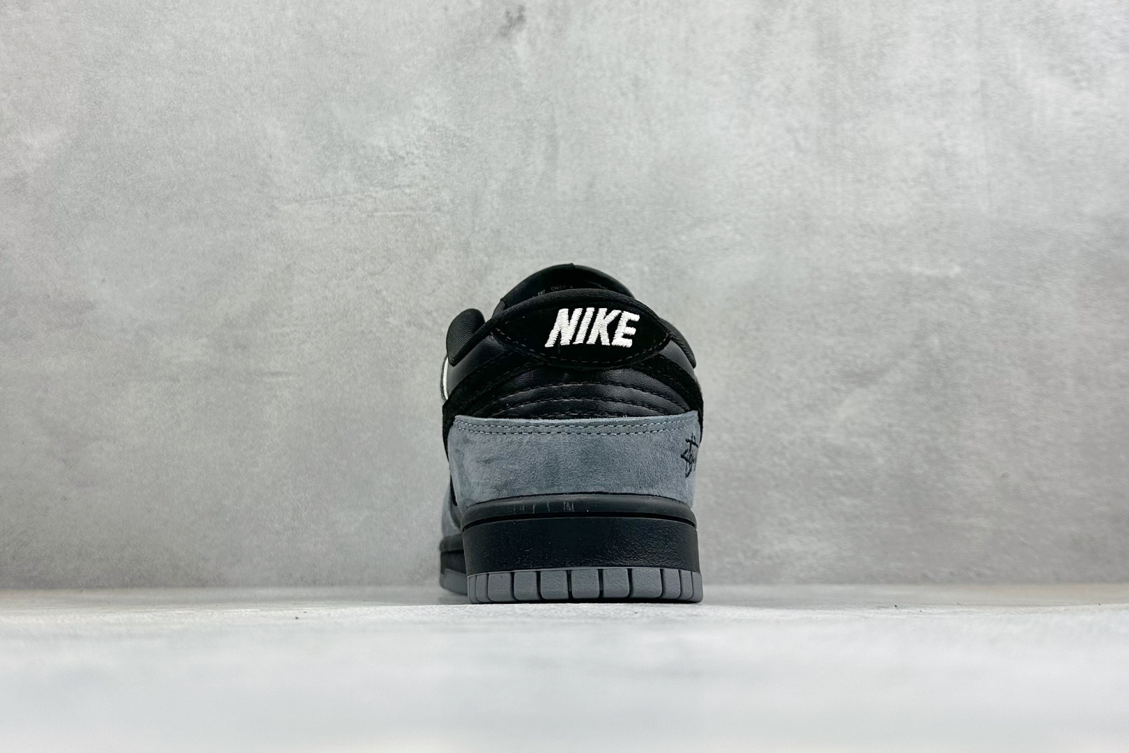 Nike Dunk 黑灰斯图西联名 暗黑酷帅的黑灰配色,高级感直接拿捏 光面黑皮拼接炭灰色翻毛皮,材质层次感很强 鞋身多 Nike Dunk 黑灰斯图西联名 暗黑酷帅的黑灰配色,高级感直接拿捏 光面黑皮拼接炭灰色翻毛皮,材质层次感很强 鞋身多