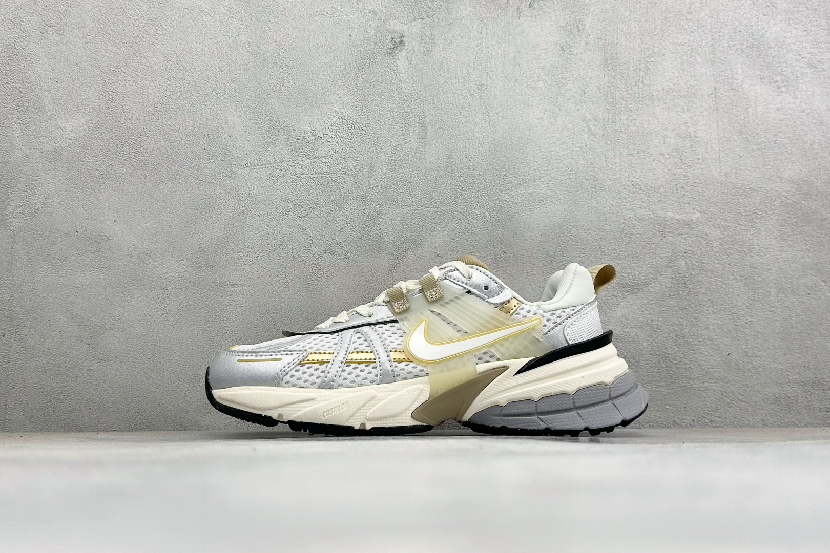 福利特价 W NIKE V2K RUN 减震防滑复古低帮跑步鞋 材质上使用大面积网眼 皮革 TPU 组成 支撑和透气性肯