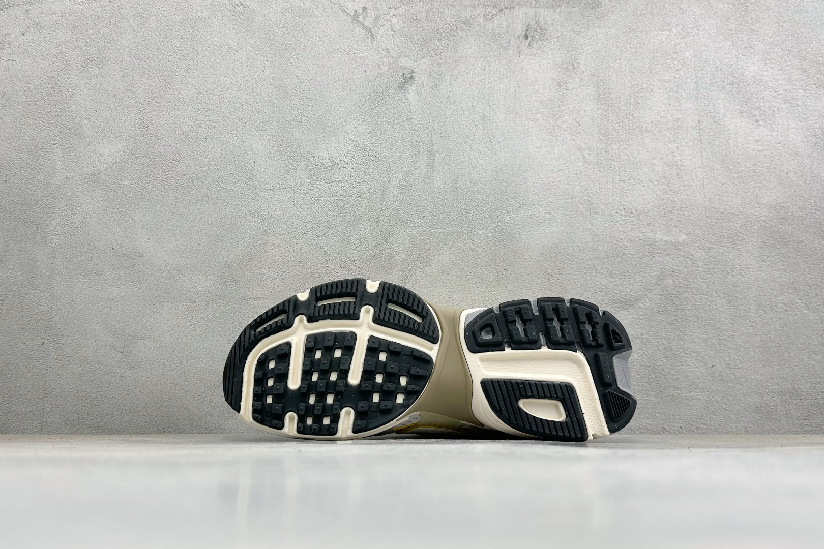 福利特价 W NIKE V2K RUN 减震防滑复古低帮跑步鞋 材质上使用大面积网眼 皮革 TPU 组成 支撑和透气性肯