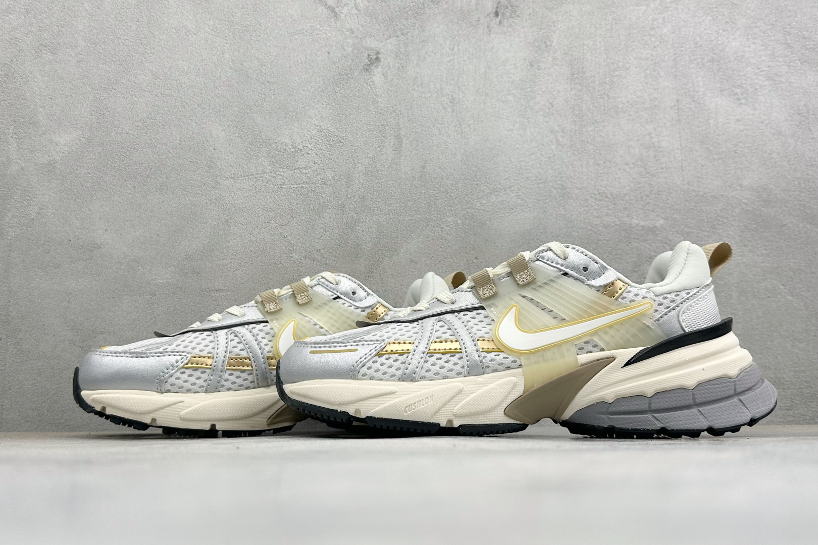 福利特价 W NIKE V2K RUN 减震防滑复古低帮跑步鞋 材质上使用大面积网眼 皮革 TPU 组成 支撑和透气性肯