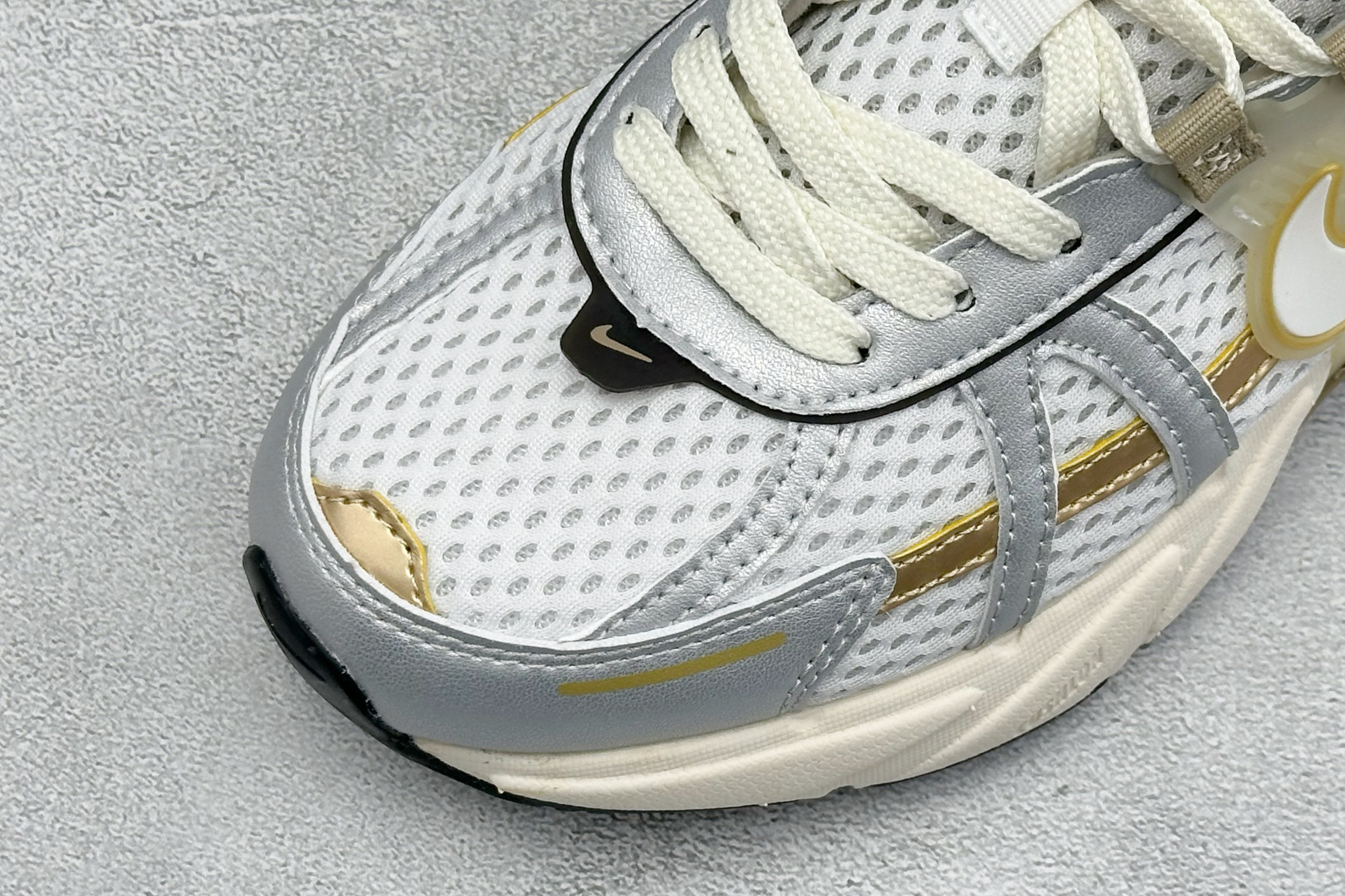 福利特价 W NIKE V2K RUN 减震防滑复古低帮跑步鞋 材质上使用大面积网眼 皮革 TPU 组成 支撑和透气性肯