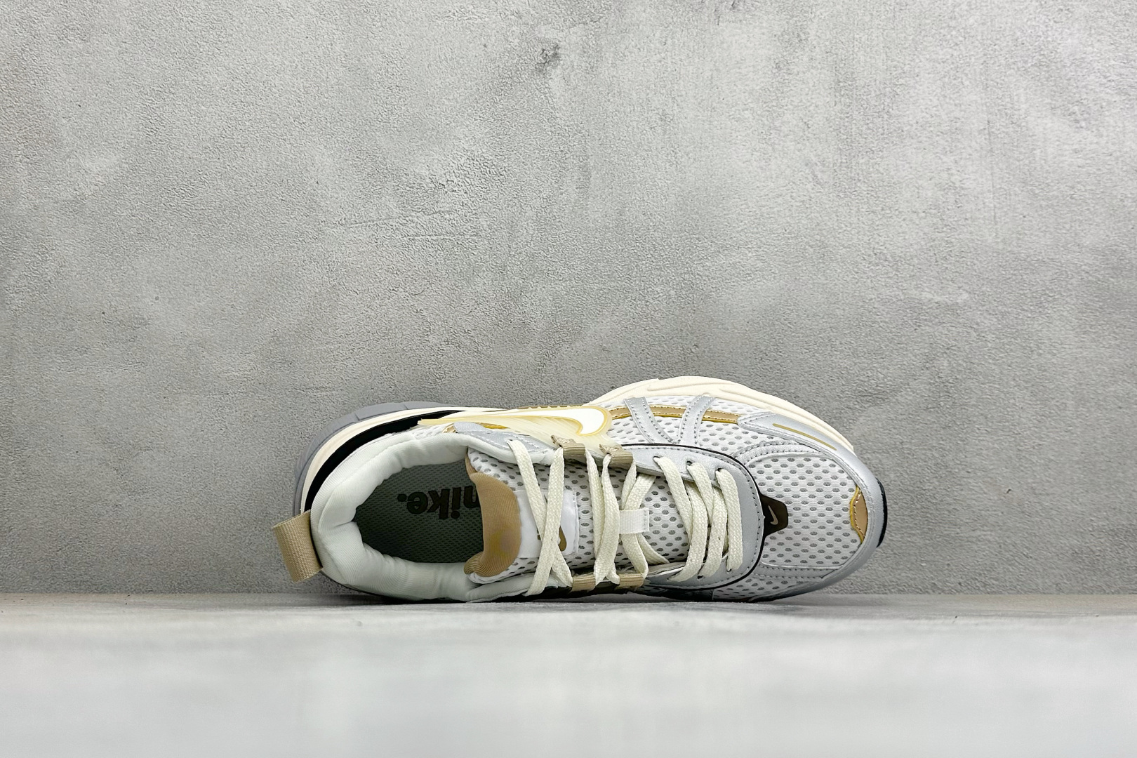 福利特价 W NIKE V2K RUN 减震防滑复古低帮跑步鞋 材质上使用大面积网眼 皮革 TPU 组成 支撑和透气性肯