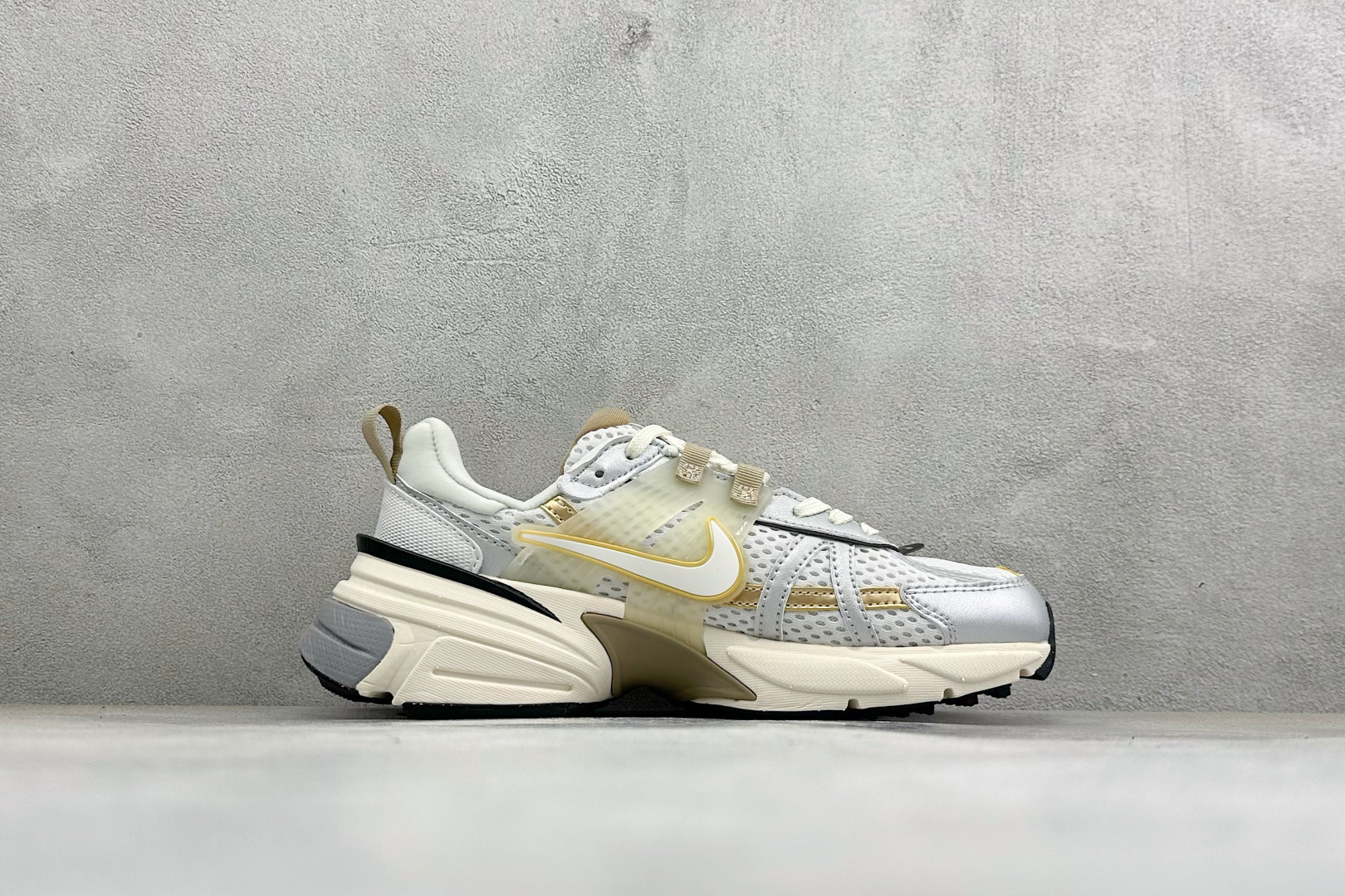 福利特价 W NIKE V2K RUN 减震防滑复古低帮跑步鞋 材质上使用大面积网眼 皮革 TPU 组成 支撑和透气性肯