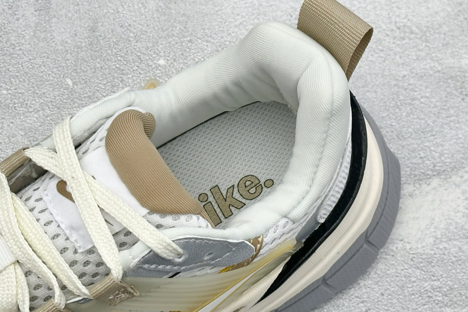 福利特价 W NIKE V2K RUN 减震防滑复古低帮跑步鞋 材质上使用大面积网眼 皮革 TPU 组成 支撑和透气性肯