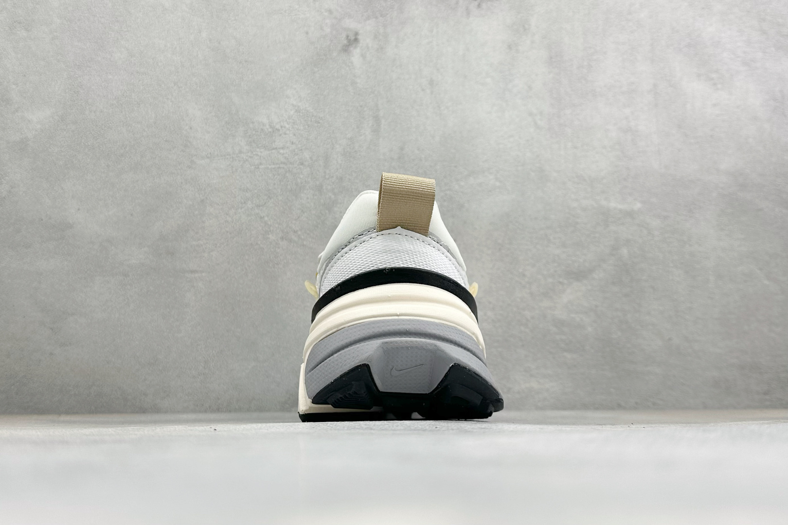 福利特价 W NIKE V2K RUN 减震防滑复古低帮跑步鞋 材质上使用大面积网眼 皮革 TPU 组成 支撑和透气性肯
