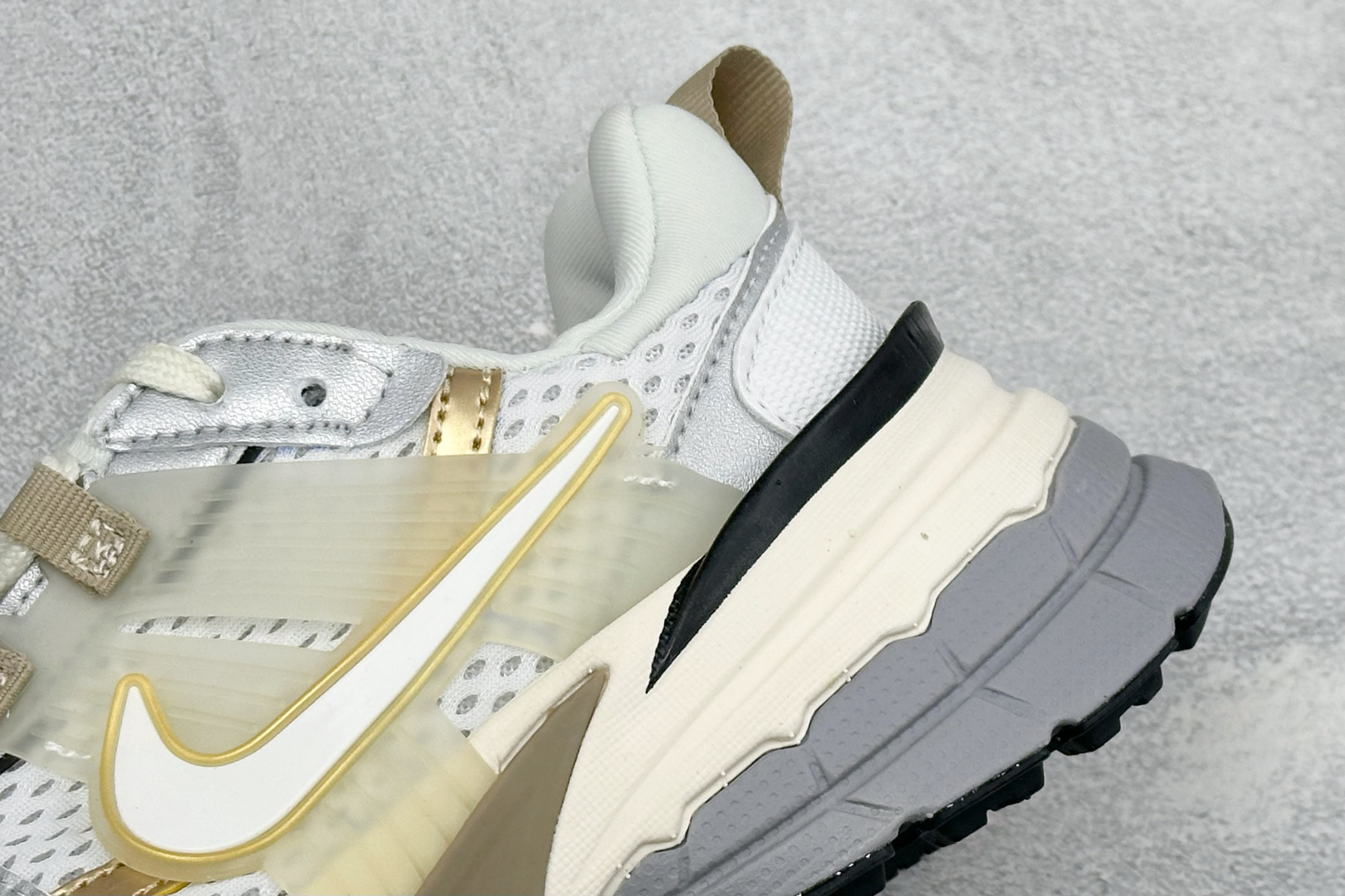 福利特价 W NIKE V2K RUN 减震防滑复古低帮跑步鞋 材质上使用大面积网眼 皮革 TPU 组成 支撑和透气性肯