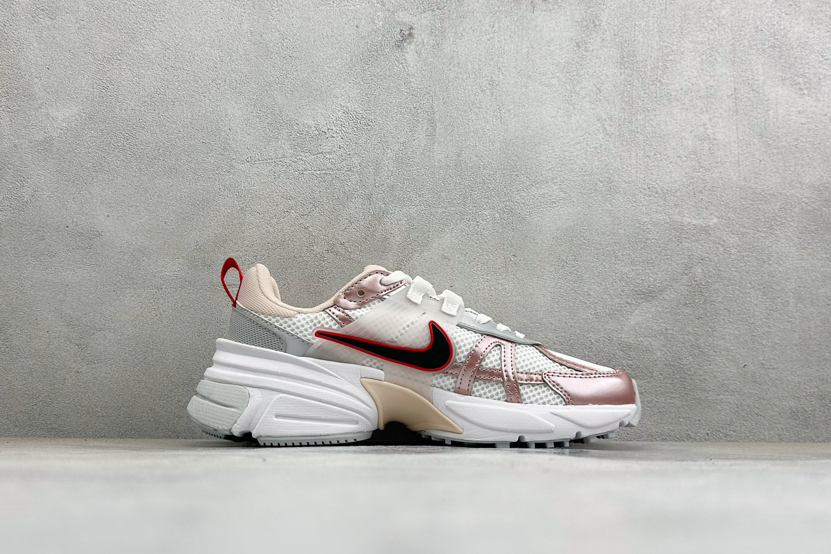 福利特价 W NIKE V2K RUN 减震防滑复古低帮跑步鞋 材质上使用大面积网眼 皮革 TPU 组成 支撑和透气性肯 福利特价 W NIKE V2K RUN 减震防滑复古低帮跑步鞋 材质上使用大面积网眼 皮革 TPU 组成 支撑和透气性肯
