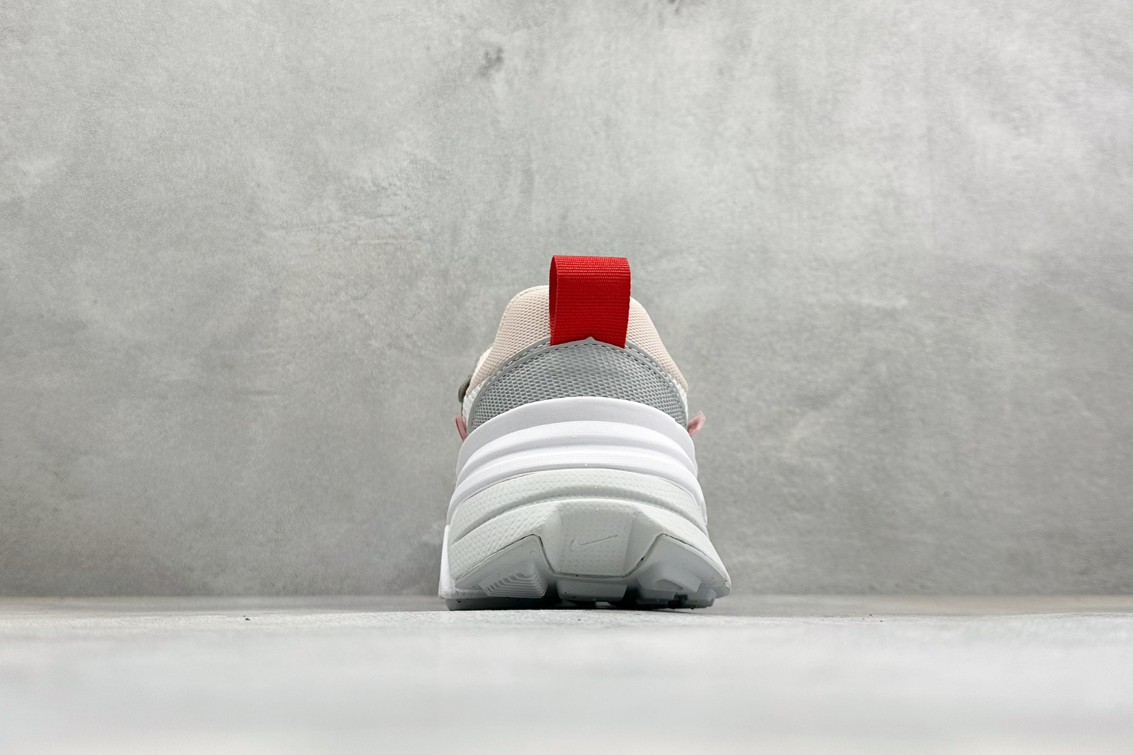福利特价 W NIKE V2K RUN 减震防滑复古低帮跑步鞋 材质上使用大面积网眼 皮革 TPU 组成 支撑和透气性肯 福利特价 W NIKE V2K RUN 减震防滑复古低帮跑步鞋 材质上使用大面积网眼 皮革 TPU 组成 支撑和透气性肯
