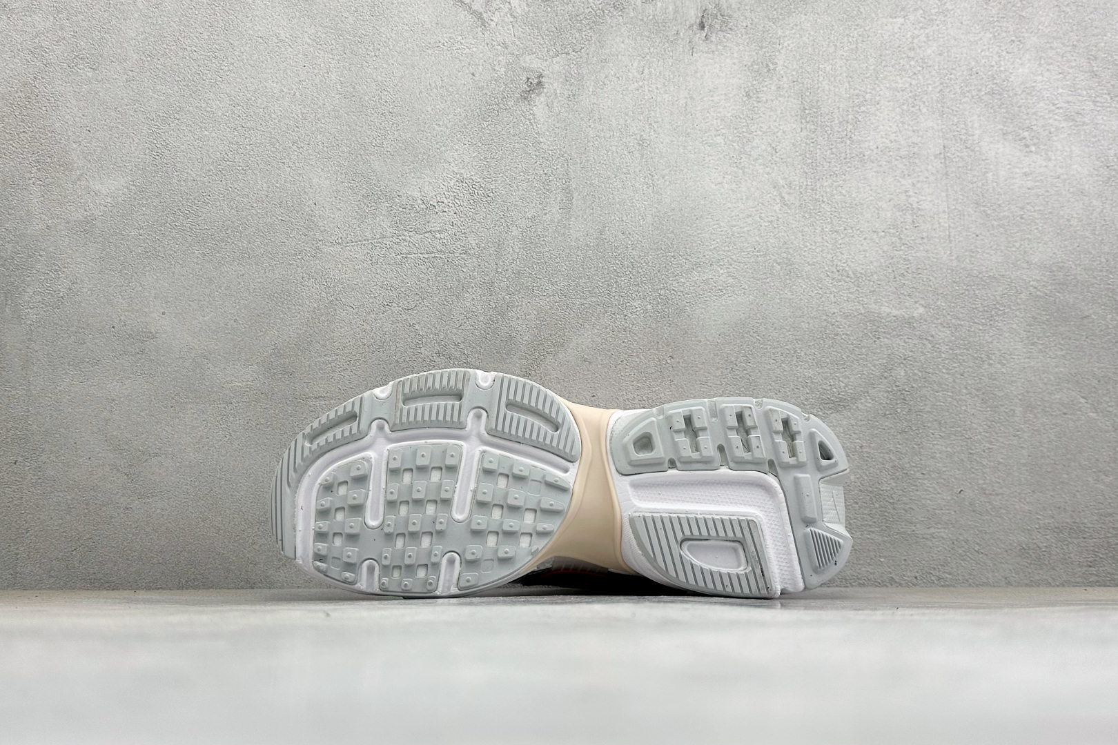 福利特价 W NIKE V2K RUN 减震防滑复古低帮跑步鞋 材质上使用大面积网眼 皮革 TPU 组成 支撑和透气性肯 福利特价 W NIKE V2K RUN 减震防滑复古低帮跑步鞋 材质上使用大面积网眼 皮革 TPU 组成 支撑和透气性肯