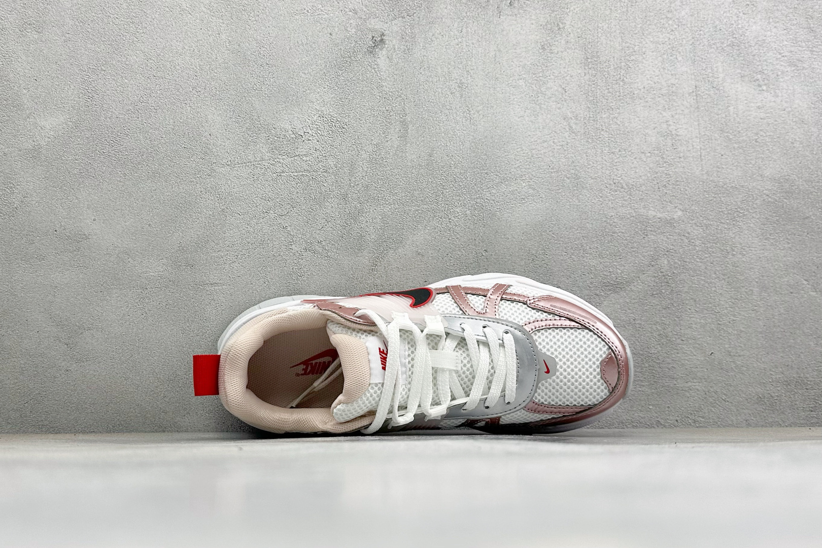福利特价 W NIKE V2K RUN 减震防滑复古低帮跑步鞋 材质上使用大面积网眼 皮革 TPU 组成 支撑和透气性肯 福利特价 W NIKE V2K RUN 减震防滑复古低帮跑步鞋 材质上使用大面积网眼 皮革 TPU 组成 支撑和透气性肯