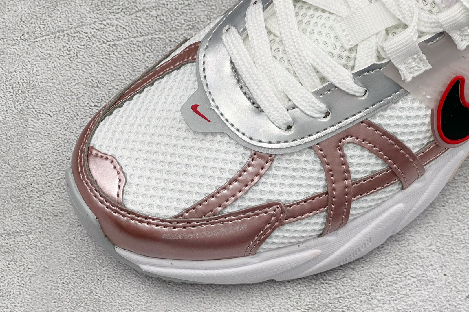 福利特价 W NIKE V2K RUN 减震防滑复古低帮跑步鞋 材质上使用大面积网眼 皮革 TPU 组成 支撑和透气性肯 福利特价 W NIKE V2K RUN 减震防滑复古低帮跑步鞋 材质上使用大面积网眼 皮革 TPU 组成 支撑和透气性肯