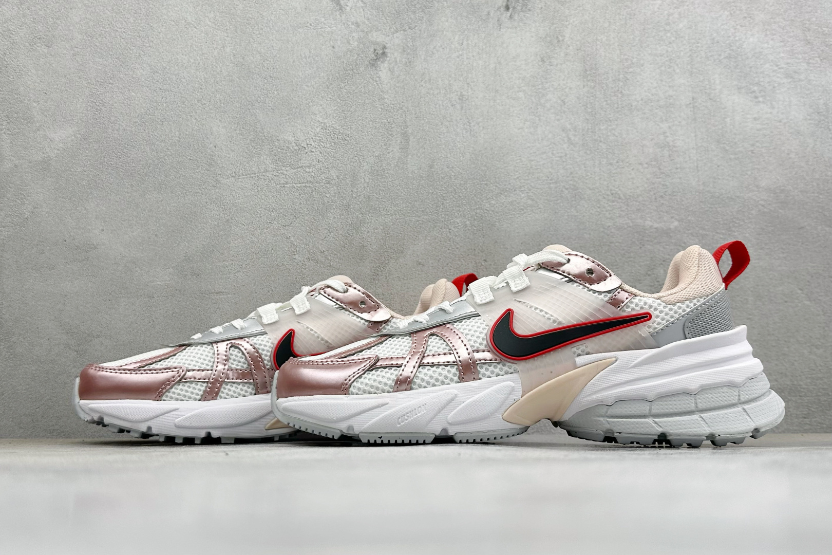 福利特价 W NIKE V2K RUN 减震防滑复古低帮跑步鞋 材质上使用大面积网眼 皮革 TPU 组成 支撑和透气性肯 福利特价 W NIKE V2K RUN 减震防滑复古低帮跑步鞋 材质上使用大面积网眼 皮革 TPU 组成 支撑和透气性肯