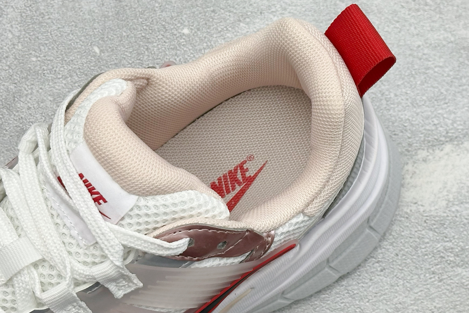 福利特价 W NIKE V2K RUN 减震防滑复古低帮跑步鞋 材质上使用大面积网眼 皮革 TPU 组成 支撑和透气性肯 福利特价 W NIKE V2K RUN 减震防滑复古低帮跑步鞋 材质上使用大面积网眼 皮革 TPU 组成 支撑和透气性肯