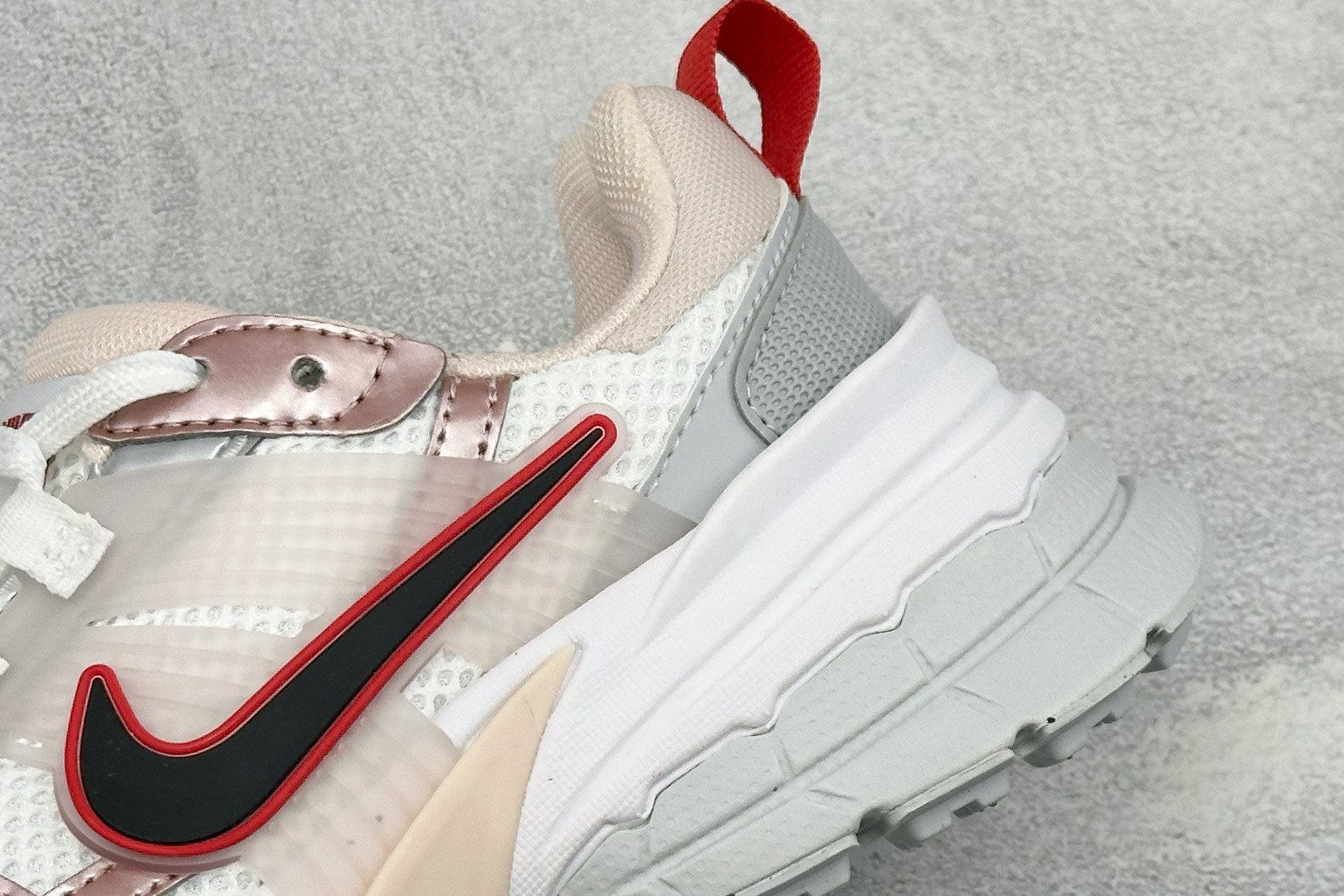 福利特价 W NIKE V2K RUN 减震防滑复古低帮跑步鞋 材质上使用大面积网眼 皮革 TPU 组成 支撑和透气性肯 福利特价 W NIKE V2K RUN 减震防滑复古低帮跑步鞋 材质上使用大面积网眼 皮革 TPU 组成 支撑和透气性肯