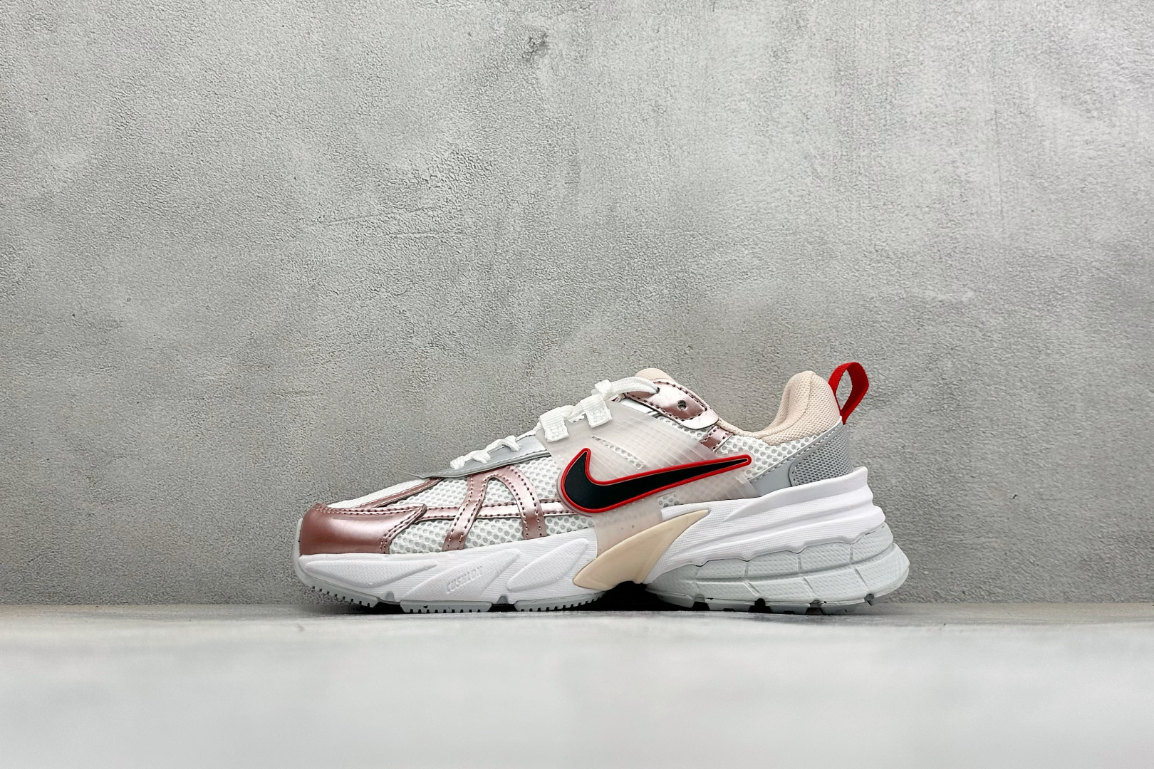 福利特价 W NIKE V2K RUN 减震防滑复古低帮跑步鞋 材质上使用大面积网眼 皮革 TPU 组成 支撑和透气性肯