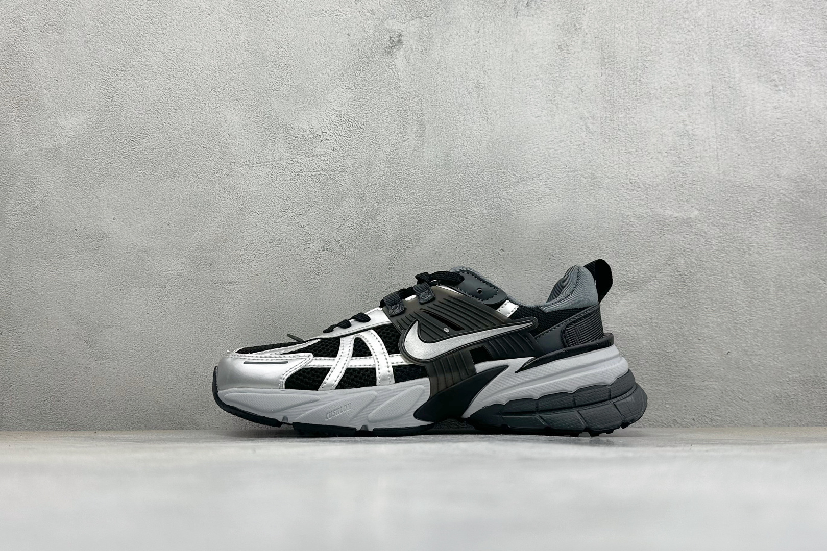 福利特价 W NIKE V2K RUN 减震防滑复古低帮跑步鞋 材质上使用大面积网眼 皮革 TPU 组成 支撑和透气性肯