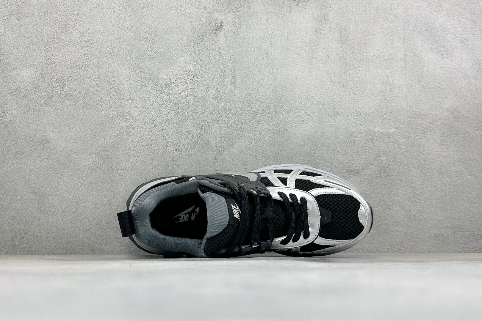 福利特价 W NIKE V2K RUN 减震防滑复古低帮跑步鞋 材质上使用大面积网眼 皮革 TPU 组成 支撑和透气性肯