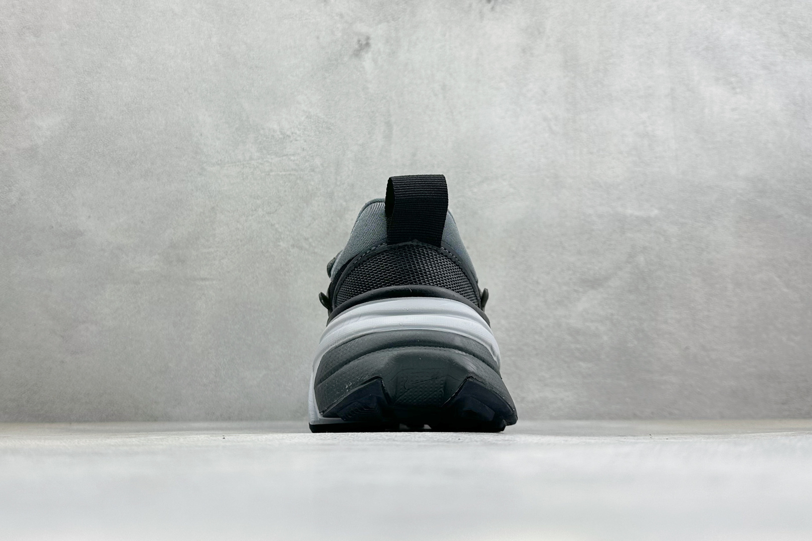 福利特价 W NIKE V2K RUN 减震防滑复古低帮跑步鞋 材质上使用大面积网眼 皮革 TPU 组成 支撑和透气性肯