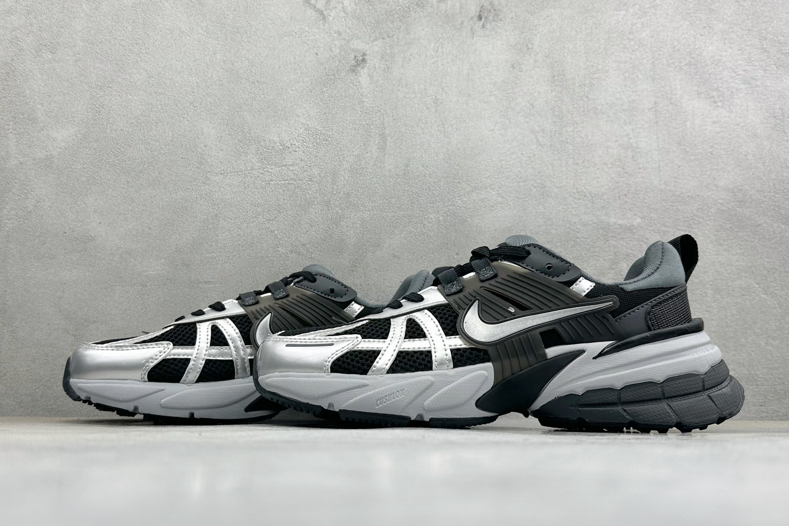 福利特价 W NIKE V2K RUN 减震防滑复古低帮跑步鞋 材质上使用大面积网眼 皮革 TPU 组成 支撑和透气性肯