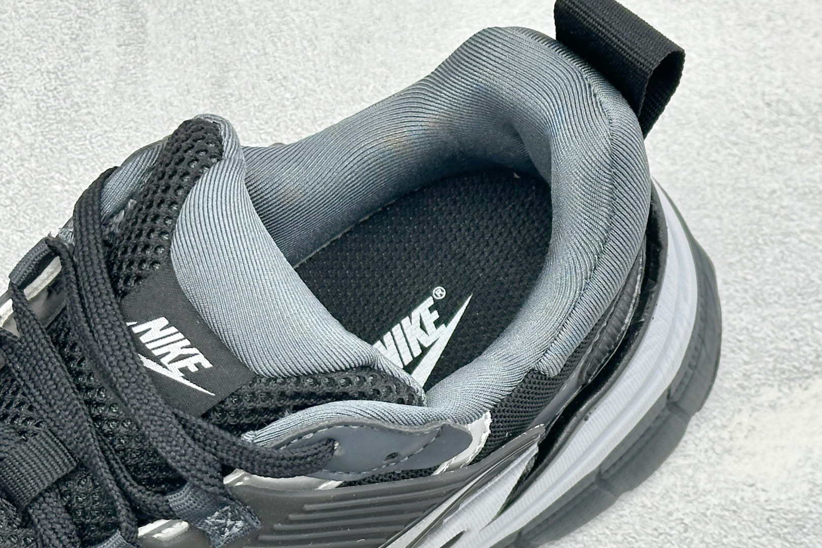 福利特价 W NIKE V2K RUN 减震防滑复古低帮跑步鞋 材质上使用大面积网眼 皮革 TPU 组成 支撑和透气性肯