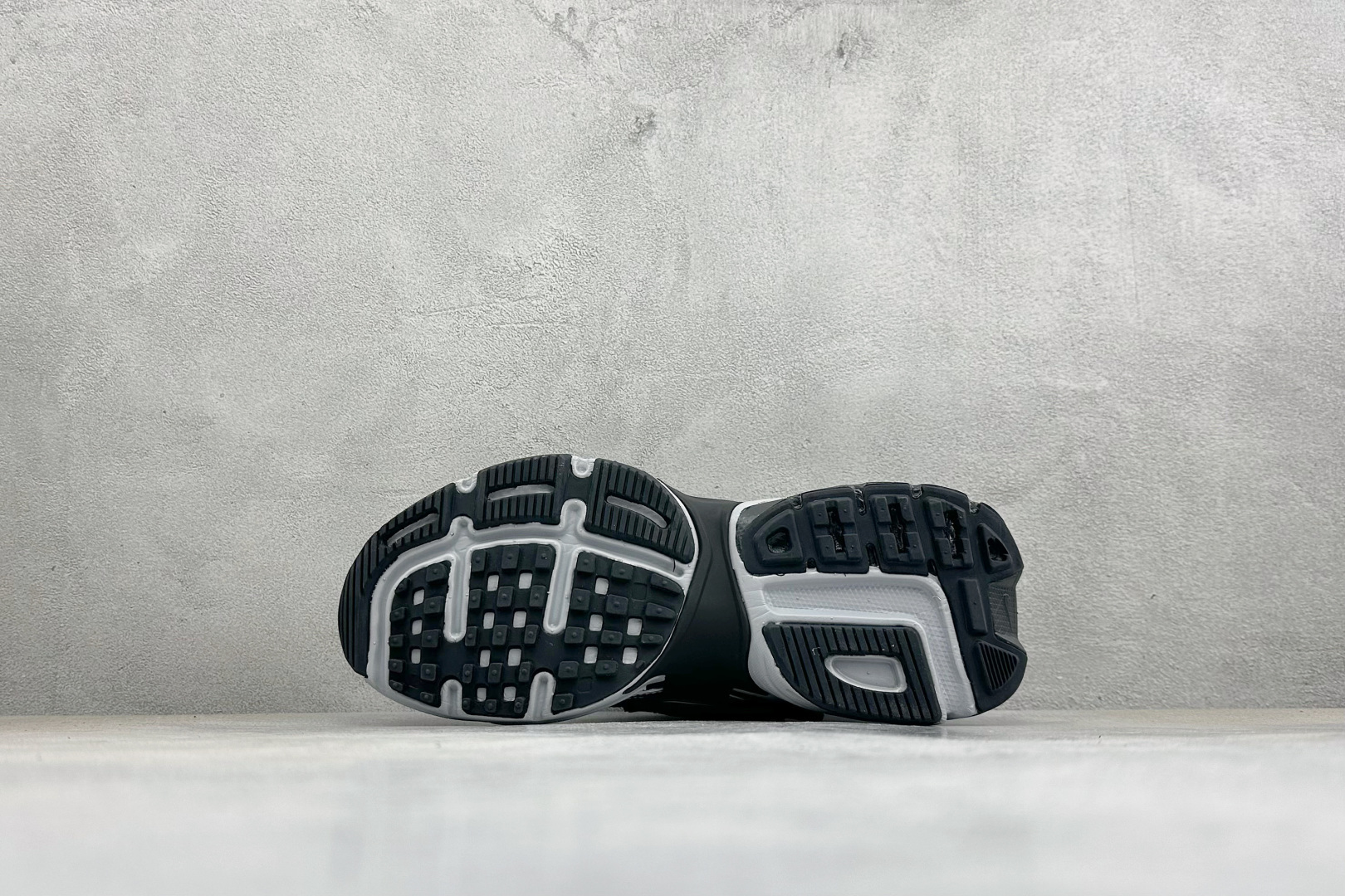 福利特价 W NIKE V2K RUN 减震防滑复古低帮跑步鞋 材质上使用大面积网眼 皮革 TPU 组成 支撑和透气性肯